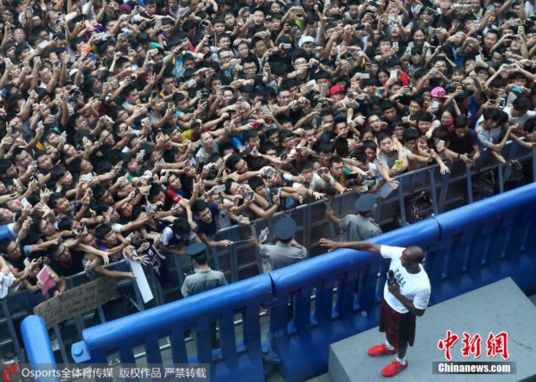 科比中国行现身广州 球迷热情难挡现场被挤爆