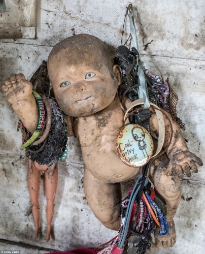 探访墨西哥恐怖森林 上万被肢解的娃娃玩具_中