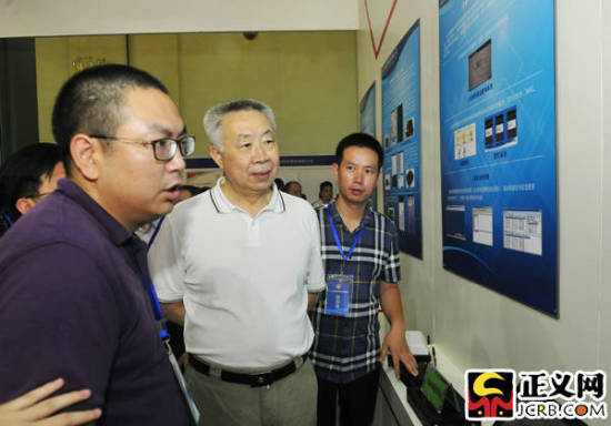 最高检副检察长张常韧参观科技装备展