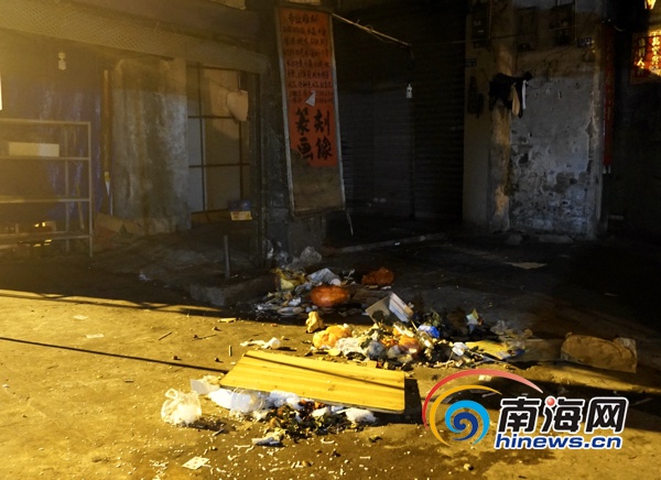 南海网记者夜访海口龙华区:金盘夜市垃圾遍地
