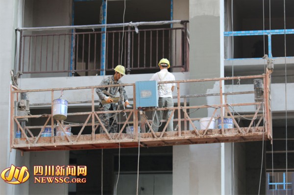 高空粉刷匠:用生命为城市上色 一天可刷百米高