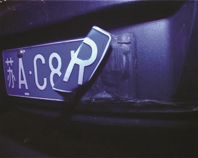 前天晚上10点多，南京秦淮警方接到市民报警，称自己停在路边的车不见了，找了一圈之后，发现竟然被一辆叉车给铲走了。民警赶到现场后，叉车驾驶员表示，报警者的车乱停乱放，铲走是给他们一个教训。由于不少车辆在被叉车移动的时候车身受损，辖区警方正在对此事进一步处理，叉车老板表示，愿意负责并赔偿损失。