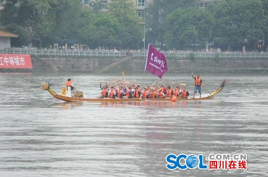 百名国际名校学子新津划龙舟 大赞赛龙舟更具