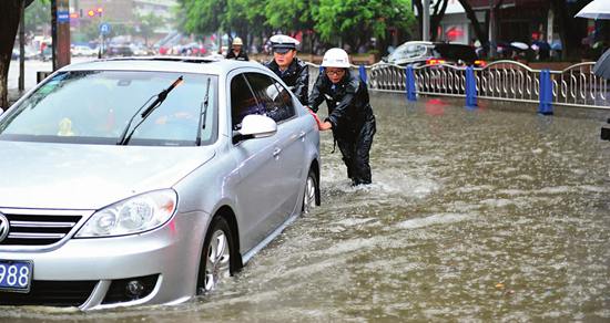 南充：暴雨中 他们站在齐腰深的水中执勤