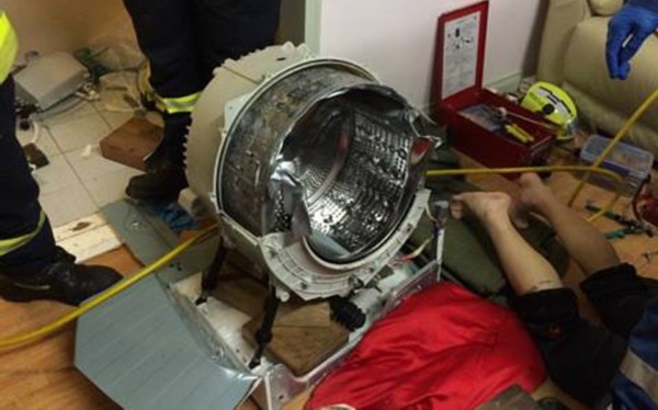 澳大利亚男子半身卡洗衣机3小时 消防员拆零件解救