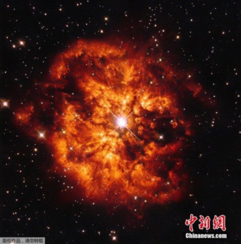 哈勃望远镜捕捉恒星与星云二重奏 气势恢宏