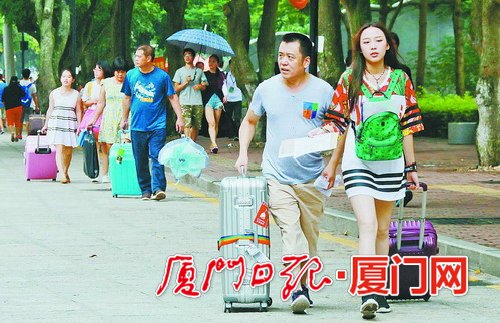 厦门大学本科新生昨日报到 最小的新生14岁(图