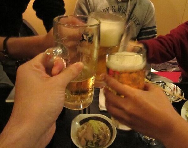 日本大学生聚会恶搞饮酒致死事故遭网民批评