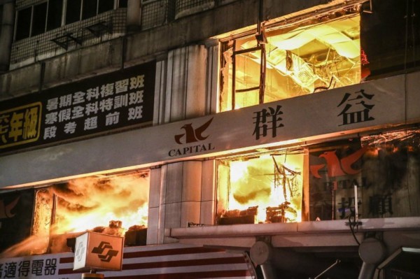 Taipei live business building morning burst fire below the 3 floor burned (Figure)