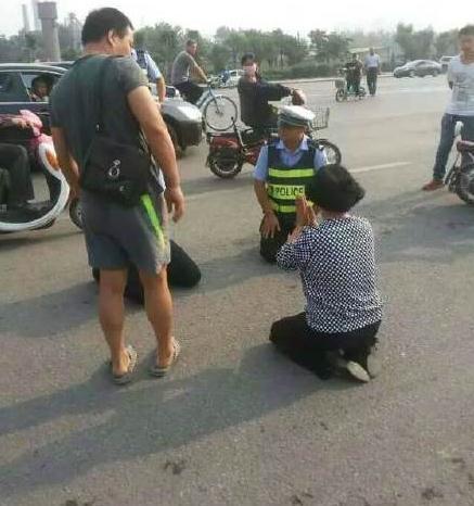 邯郸两交警与市民街头对跪:解释酒驾危害