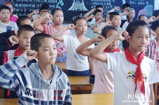 秦皇岛各中小学多种形式纪念抗战胜利70周年