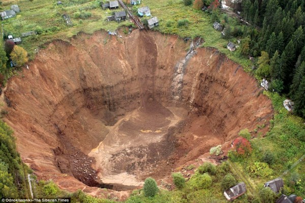航拍俄罗斯最大矿井塌陷坑