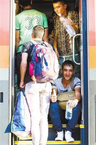 叙3岁溺亡难民回国下葬 欧洲松口允许更多难民