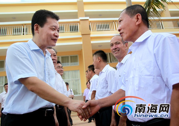 海南省已故教师陈起贤雕塑揭像仪式在海口举行