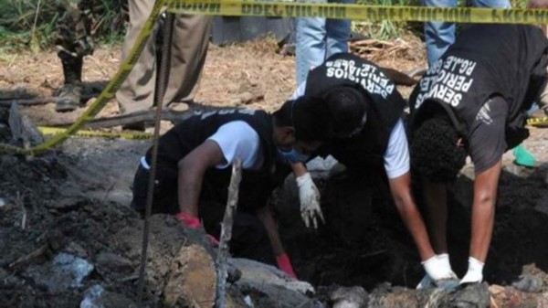 墨西哥沿海发现乱葬坑 埋9具无名人尸(图)