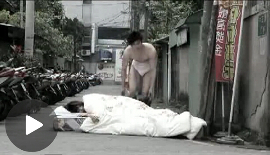 实拍：猛男与美女当街铺床性爱
