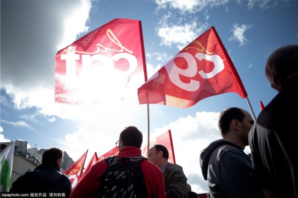 法国巴黎民众举行集会抗议 反对周日工作(高清