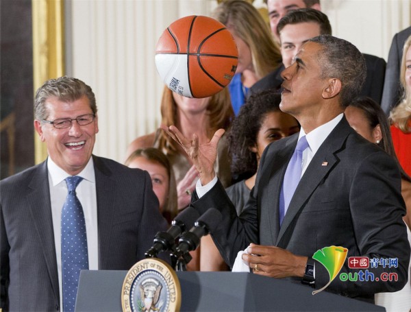 奥巴马白宫接见NCAA女篮冠军球队 现场抛球
