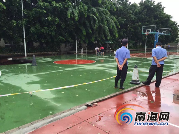 海南侨中篮球场现3米深大洞 已制定修复施工方