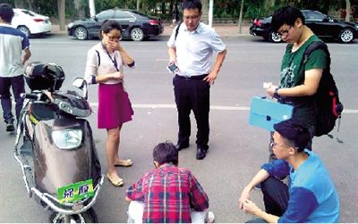郑州高中生帮扶摔倒老人 路人拍视频表示作证