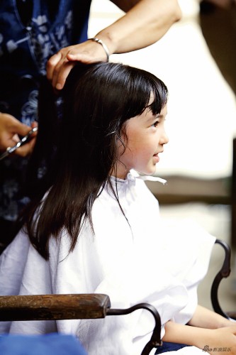 《爸爸3》夏天在传统理发店理发剧照走红 清新