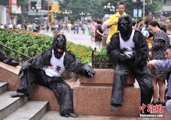 重庆街头男子造型奇特玩穿越 演绎人类生活工