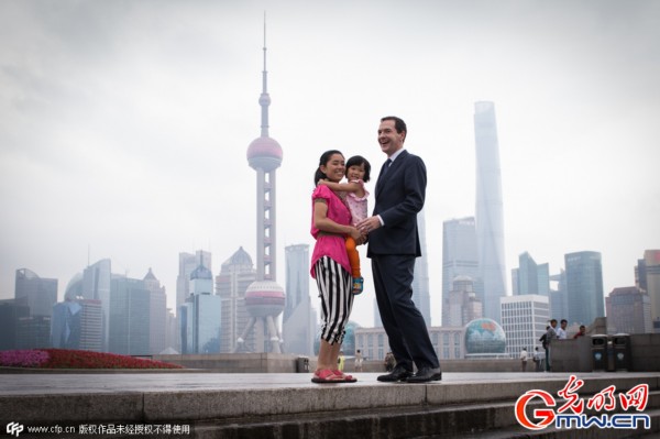 英财政大臣造访上海外滩 与游客亲切合影