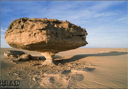 沙漠中的巨石留給艱難跋涉中的人們一片清涼之地