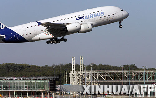 空客A380載著員工試飛 9月4日，在法國城市圖盧茲，一架空中客車A380客機從機場起飛。當天，近500名空客公司的員工作為首批乘客乘坐4架空客A380客機參加了試飛。 新華社/法新