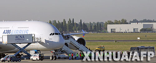 9月4日，在法國城市圖盧茲，首批參加空中客車A380客機試飛的空客員工在登機。當天，近500名空客公司的員工作為首批乘客乘坐4架空客A380客機參加了試飛。 新華社/法新