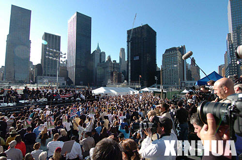9月11日,在美国纽约世贸中心旧址，人们在参加“9·11”事件5周年纪念活动。当天，纽约各界在遭到恐怖袭击的世贸中心大楼旧址举行活动，纪念“9·11”恐怖袭击事件五周年。 