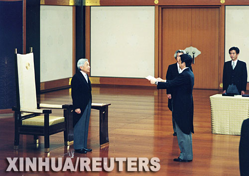日本第90任首相安倍晋三接受天皇的任命[组图