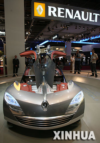 9月28日，一款雷诺概念车亮相法国巴黎国际车展。当日，为期18天的2006年巴黎国际车展在巴黎凡尔赛门展览中心开幕，来自24个国家的近300个汽车品牌参加了此次国际车展，预计将吸引100多万名参观者。 新华社记者宋立东摄