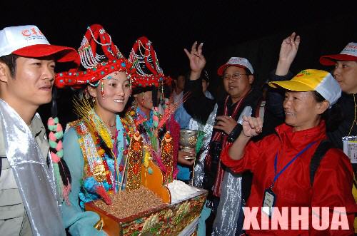 10月4日，乘坐列車到達(dá)拉薩的乘客受到歡迎。當(dāng)日19時(shí)50分，從廣州開往拉薩的首趟列車――T265次列車抵達(dá)拉薩火車站。