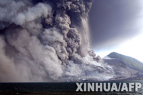 巴布亚新几内亚一火山喷发 10月7日，巴布亚新几内亚的新不列颠岛上的塔弗尔火山喷出大量火山灰。塔弗尔火山当日早晨发生喷发，附近约2000名居民被迫疏散。 新华社/法新