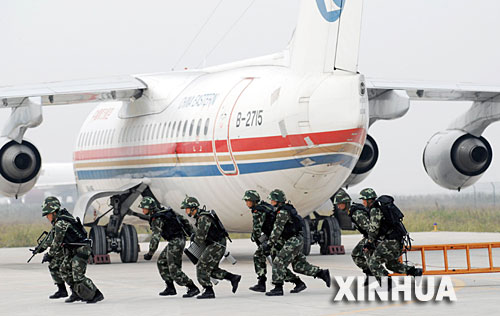 当日,江苏武警总队在南京禄口机场开展以实战为背景的反劫机训练.