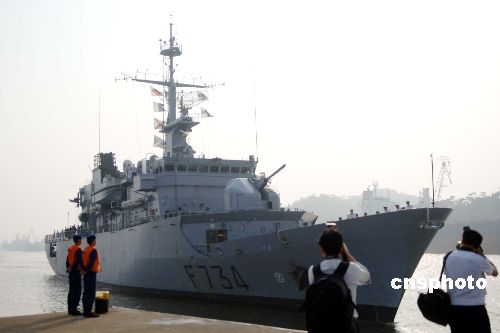 十月二十九日,法國軍艦“葡月”號駛入廣州新洲碼頭對廣州進行訪問。圖為法國軍艦“葡月”號甲板上的官兵受到盛大歡迎。中新社發 何泉 攝