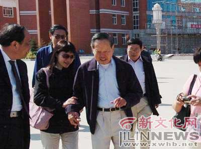 杨振宁携爱妻在东北师大校园内参观。新文化报图