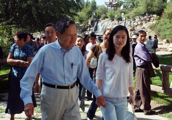 2006年7月24日，楊振寧夫婦遊覽西寧市南山公園。