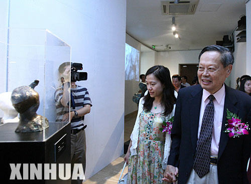 7月4日，楊振寧夫婦在中國美術館參觀吳為山雕塑藝術展。