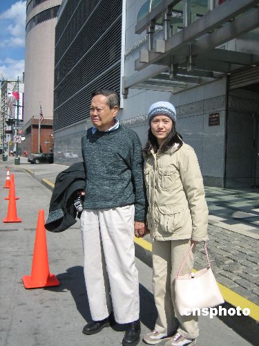 四月十三日，楊振寧和翁帆夫婦手牽手出現在紐約街頭。楊振寧先生曾在紐約州立大學的一所分校任教。作者：林菁