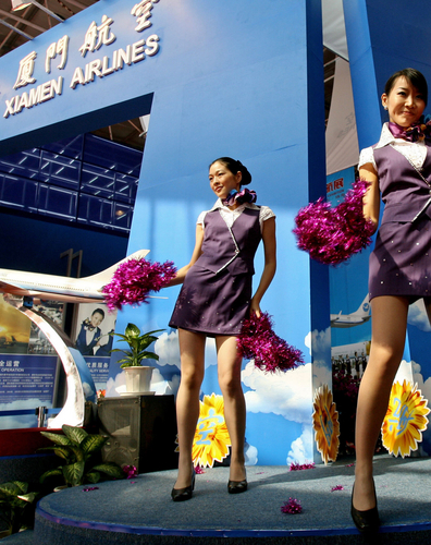 2006年10月31日,第六届珠海航展上,厦门航空公司的空姐大跳热舞我引
