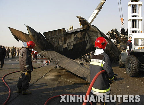 11月27日，在伊朗首都德黑蘭的麥赫拉巴德國際機場，消防員在軍用飛機失事現場待命。據伊朗國家電視臺報道，伊朗一架安東諾夫－74型軍用飛機當天早些時候在德黑蘭墜毀，導致至少30名伊朗革命衛隊成員和6名機組人員死亡。 新華社/路透 　 