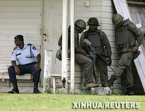 12月4日,斐济军队士兵在首都苏瓦一个警察的武器库外休息.