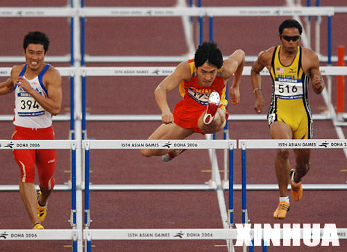 12月12日，中國選手劉翔（中）在多哈亞運會田徑男子110米欄決賽中，以13秒15的成績打破了亞運會紀錄並奪冠。