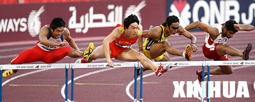 12月12日，中國選手劉翔（左二）在比賽中。在多哈亞運會田徑男子110米欄決賽中，劉翔以13秒15的成績打破了亞運會紀錄並奪冠。