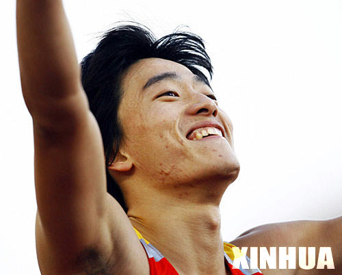 12月12日，中國選手劉翔歡慶勝利。在多哈亞運會田徑男子110米欄決賽中，劉翔以13秒15的成績打破了亞運會紀錄並奪冠。