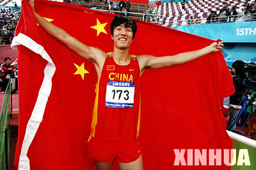12月12日，中國選手劉翔身披五星紅旗慶祝奪冠。在多哈亞運會田徑男子110米欄決賽中，劉翔以13秒15的成績打破了亞運會紀錄並奪冠。 