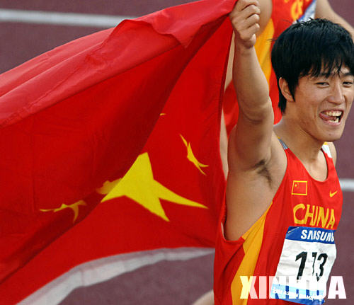 12月12日，中國選手劉翔歡慶勝利。在多哈亞運會田徑男子110米欄決賽中，劉翔以13秒15的成績打破了亞運會紀錄並奪冠。 
