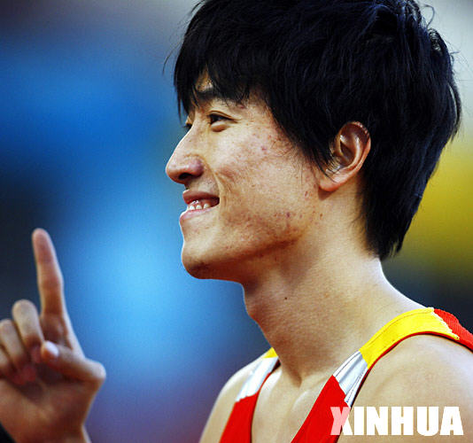 12月12日，中國選手劉翔歡慶勝利。在多哈亞運會田徑男子110米欄決賽中，劉翔以13秒15的成績打破了亞運會紀錄並奪冠。